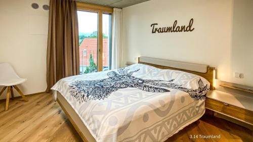 a bedroom with a bed with a sign on the wall at Boarding Apartments Kolbermoor in Kolbermoor