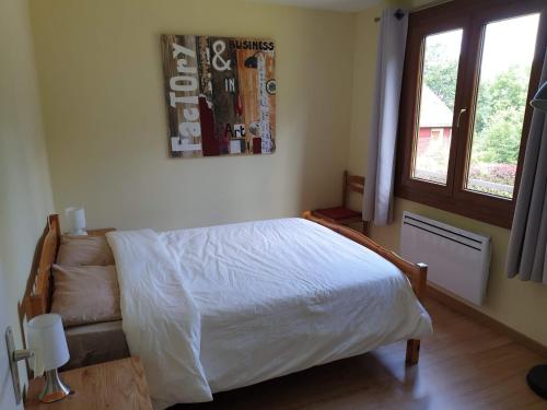 une chambre avec un lit et un canapé dans l'établissement LE BOIS JOLI Chalet 4 étoiles CLEDICIHOME Cadre paisible en lisière de forêt, à Gérardmer