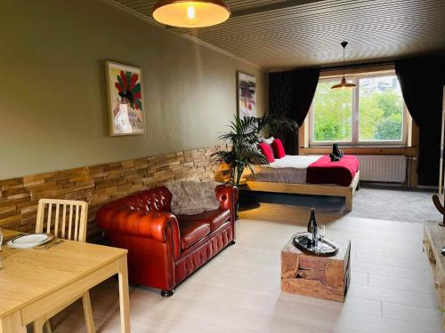 a living room with a couch and a bed at Ol folle spa in Malmedy