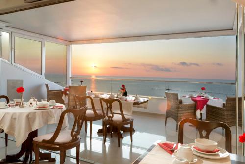 a dining room with a view of the ocean at Kymata in Paralia Katerinis
