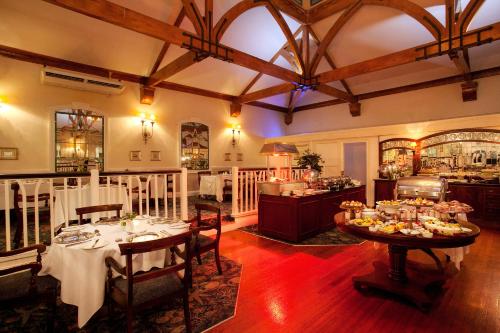 The Beach Hotelにあるレストランまたは飲食店