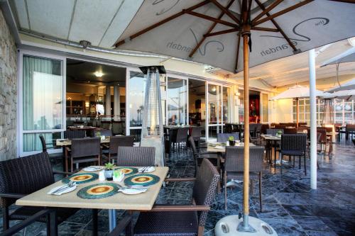 The Beach Hotelにあるレストランまたは飲食店