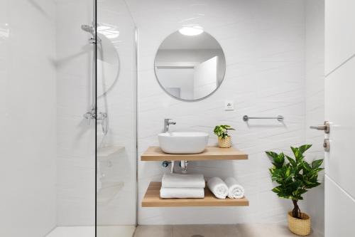 un bagno con lavandino e doccia di Lanzarote Blue Senator a Costa Teguise