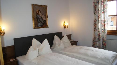 a bedroom with two beds with white pillows at Hotel Hartenfels in Lech am Arlberg