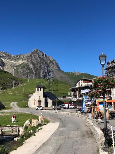 une rue dans une ville avec une montagne en arrière-plan dans l'établissement La Mongie - Au pied des pistes 1 - parking souterrain, à La Mongie