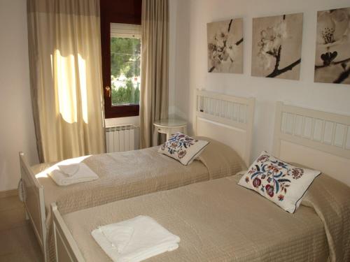 Postel nebo postele na pokoji v ubytování Near the beach, 8 bedrooms, sleeps 22, Jacuzzi, Full AC, BBQ, 2 kitchens, 2 dishwashers, fast internet, ping pong, cars not necessary