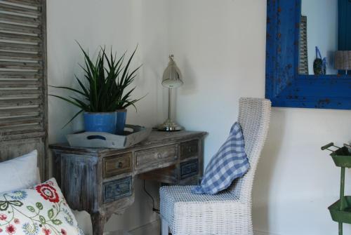 a room with a desk and a chair with a plant at Gasthof zum Bären Birmenstorf GmbH in Birmenstorf