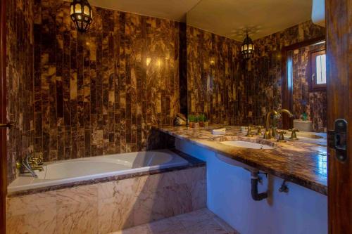 a bathroom with two sinks and a large tub at Casa con piscina Gades-Marisol in Altea