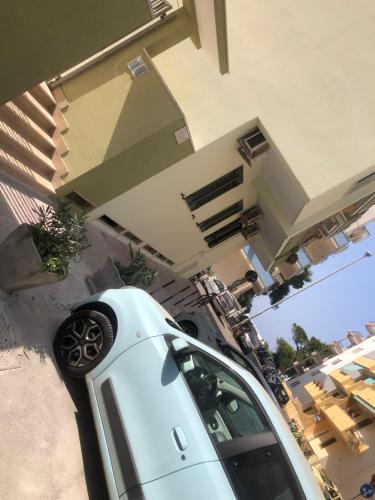 ガリポリにあるB&B Caviraniの建物前に駐車した白車
