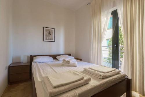 - une chambre avec un lit et des serviettes dans l'établissement VERY NICE TWO BEDROOM APARTMENT in IVANICA near DUBROVNIK - C, à Ivanica