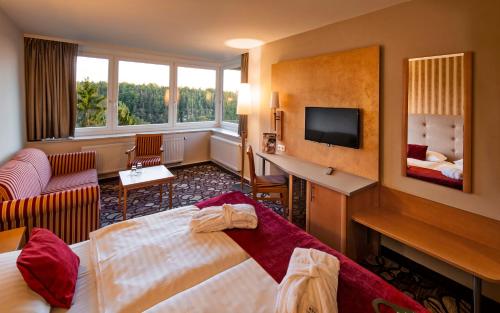 ein Hotelzimmer mit einem Bett und einem TV in der Unterkunft Berghotel Bastei in Lohmen