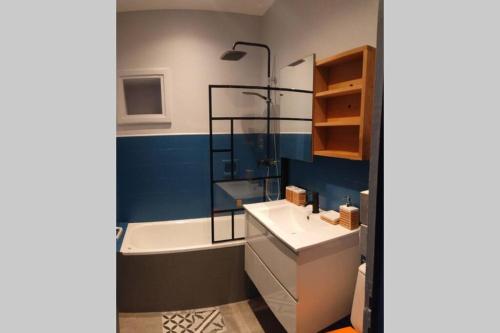 a bathroom with a tub and a sink and a shower at Le BEauséjour - Cosy T2 - Business ou we - gare in Bellegarde-sur-Valserine