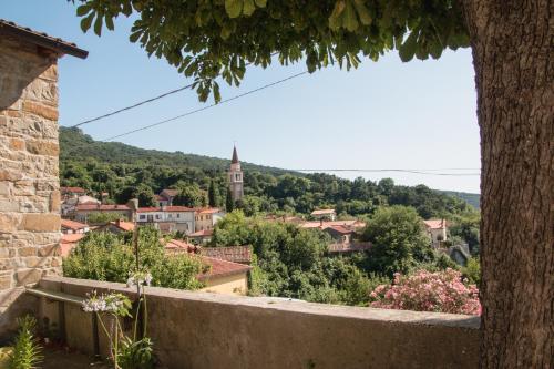 vista su una città con un albero di Oltre l'arco a San Dorligo della Valle