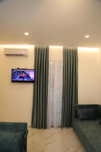 a living room with a television and a couch at Apartments Oda Hotel in Velipojë