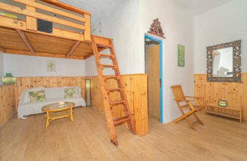 Un dormitorio con una litera y una escalera. en Beach Apartment, en Playa de Santiago