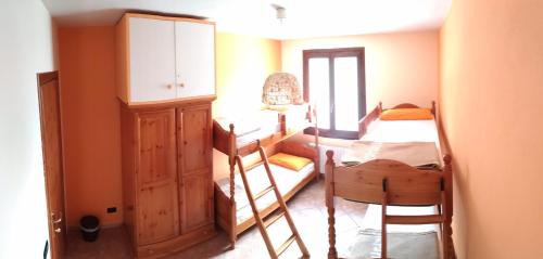Ein Etagenbett oder Etagenbetten in einem Zimmer der Unterkunft Rifugio escursionistico La Sousto dal Col