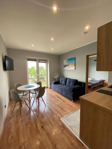 Televízia a/alebo spoločenská miestnosť v ubytovaní Apartamenty Studio 2 Orion Chłapowo