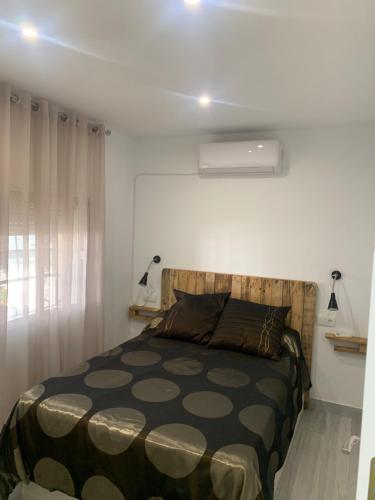 1 dormitorio con 1 cama en una habitación en ALOJAMIENTO CERRO DEL CABEZO, en Andújar