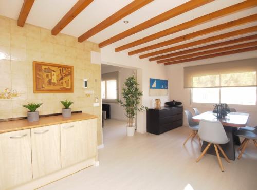 Η κουζίνα ή μικρή κουζίνα στο Villa Colibrí, con piscina privada para 6 personas