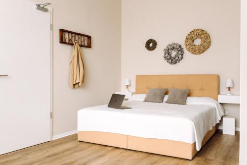 ein Schlafzimmer mit einem Bett und einem Laptop darauf in der Unterkunft Apartment an der Altstadt: #Oslo in Hameln
