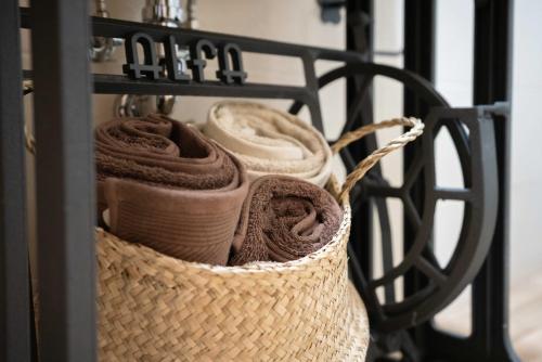 a pair of shoes in a basket on a rack at Casa Gabriela Hotel in Jiménez de Jamuz