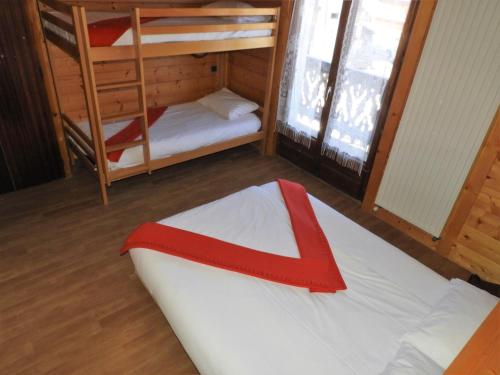 Pokój z 2 łóżkami piętrowymi i drabiną w obiekcie Manoir 1 appt Les Gets w mieście Les Gets