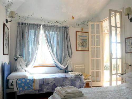 sypialnia z łóżkiem i oknem w obiekcie B&B Villa Floriana w mieście Tortoreto Lido