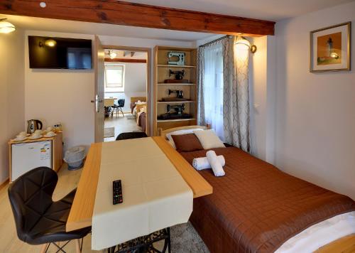 a small bedroom with a bed and a desk at Dom Krawca - pod Chojnikiem in Jelenia Góra