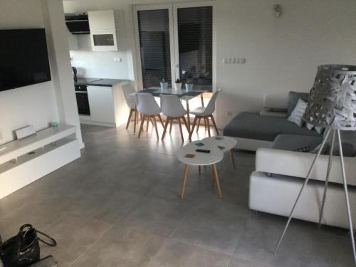 ein Wohnzimmer mit Sofa und Tisch in der Unterkunft Osada Zdrojowa u Martyny in Długopole Dolne