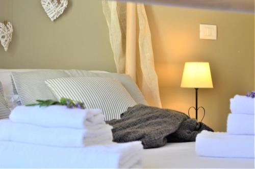 a bedroom with a bed with a pile of towels at Frasteva Resort in Valverde