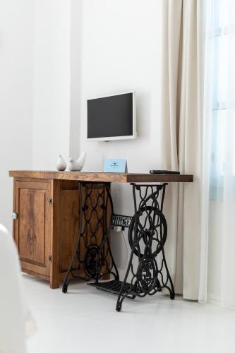a wooden desk with a television on top of it at Deniz Kabugu Hotel in Alacati