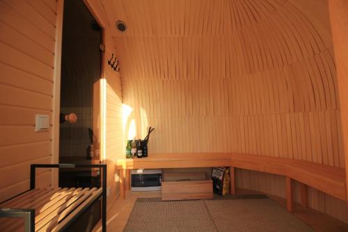 Cette chambre dispose d'un sauna et d'un plafond en bois. dans l'établissement Kuldallika igloo house and iglusauna, à Kullamäe