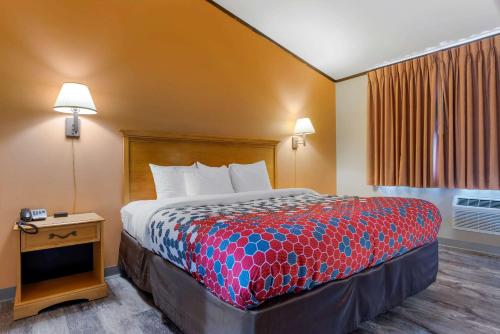 a hotel room with a bed and a window at Econo Lodge Lakeview in Marquette