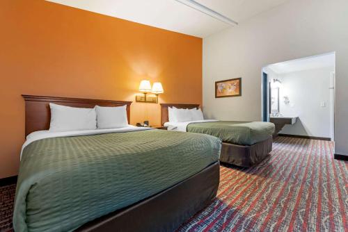 Ένα ή περισσότερα κρεβάτια σε δωμάτιο στο Econo Lodge Lakeview