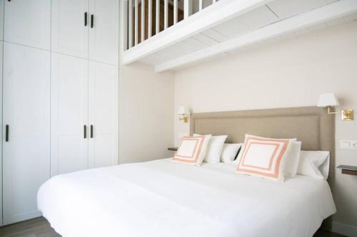 G12 Trendy and Comfy bright loft meters from Bullring and Trianas bridge, Galera street