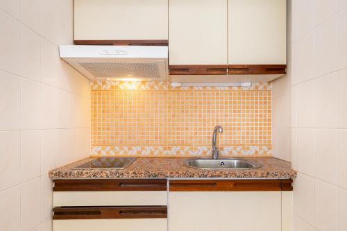 Η κουζίνα ή μικρή κουζίνα στο Rocha Seaside by Encantos do Algarve - 406