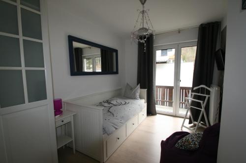 a room with a bench with a mirror and a window at Apartment Daum - Deine Ferienwohnung in Mühlbach am Hochkönig in Mühlbach am Hochkönig