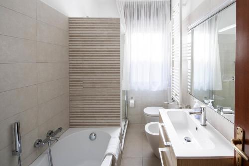 A bathroom at Appartamento Calmo 3SX