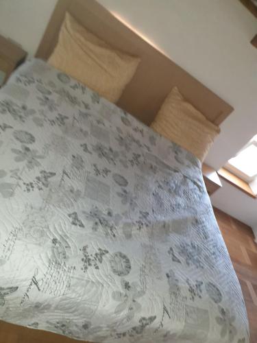 Postel nebo postele na pokoji v ubytování Šmartno Apartmaji Sobe Joško