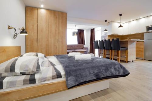 Il comprend une chambre avec un grand lit et une cuisine. dans l'établissement Apartments Marinici Rijeka - with Private Parking, à Rijeka