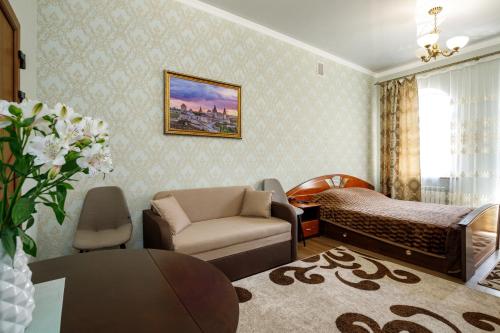 1 dormitorio con 1 cama y sala de estar en Апартаменти в Старому Місті Sweet House, en Kamianets-Podilskyi
