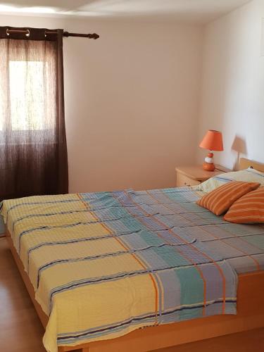 A bed or beds in a room at Apartmani Alfijo