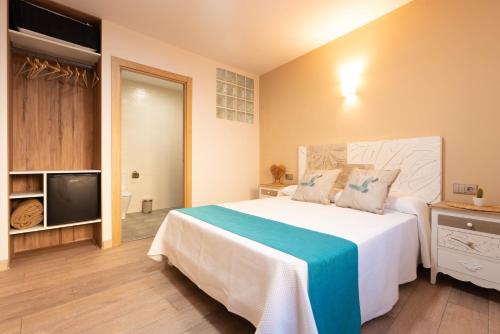 a bedroom with a large bed and a television at Casa Gabriela Hotel in Jiménez de Jamuz