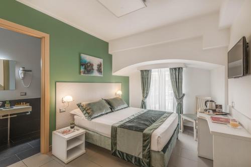 En eller flere senge i et værelse på Trevi Palace Hotel