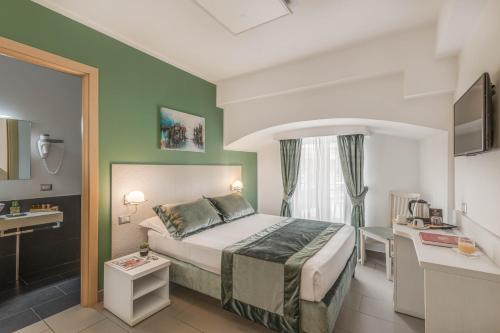 Postel nebo postele na pokoji v ubytování Trevi Palace Hotel
