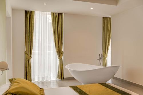 
A bathroom at Trevi Palace Hotel
