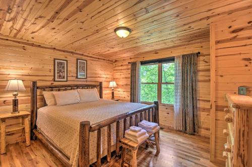 Un pat sau paturi într-o cameră la The Apple Dumpling Cabin Pool Table, Grill