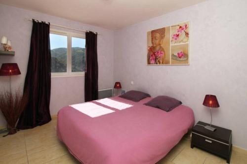 ein großes rosa Bett in einem Zimmer mit Fenster in der Unterkunft Villa -Vue panoramique splendide -Piscine privée in Auribeau-sur-Siagne