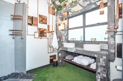 baño con 2 lavabos y césped verde en De Vuurtoren, en Yzerfontein