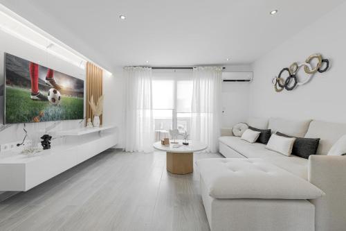 un soggiorno bianco con divano e tavolo di Diogenis Seaside Suite a Rethymno